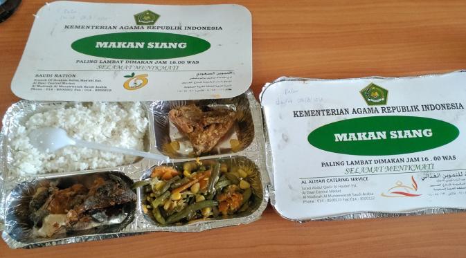 Contoh makanan katering yang dibagikan ke Jemaah Haji Indonesia. (Liputan6.com/Wawan Isab Rubiyanto)