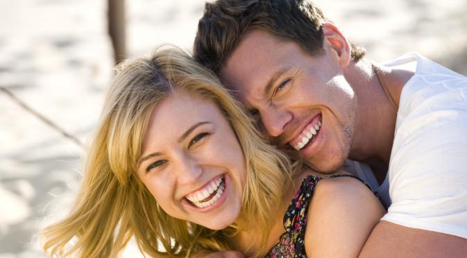 tertawa bareng pasangan setiap hari bisa membantu hubungan lebih bahagia
