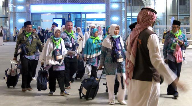 Jemaah di ruang tunggu Bandara Internasional Amir Muhammad bin Abdulaziz (AMMA) Madinah, Arab Saudi, menunggu bus yang memberangkatkan menuju pemondokan. (Liputan6.com/Wawan Isab Rubiyanto)
