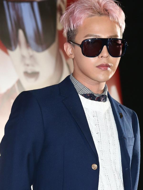 Bagi sebagian besar pria, warna pink menjadi warna yang dihindari. Namun lain hal-nya dengan G-Dragon yang mengecat rambutnya dengan warna pink. (Bintang/EPA)
