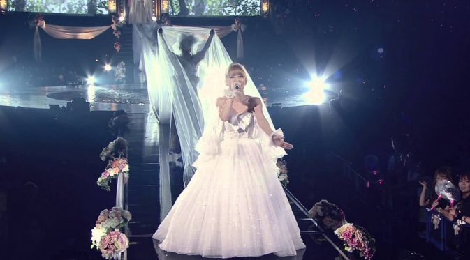Ayumi Hamasaki dalam salah satu penampilannya saat membawakan lagu Virgin Road [YouTube]