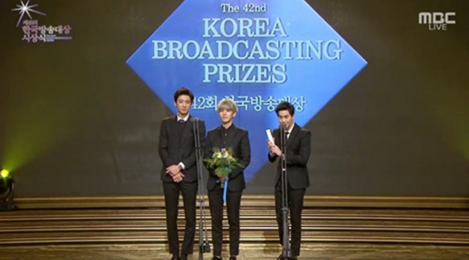 Chanyeol, Suho dan Baekhyun yang mewakili EXO saat menerima penghargaan dari Korea Broadcasting Awards ke-42.