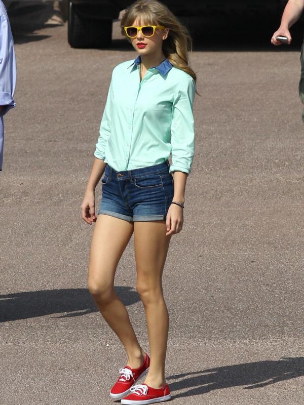 Berkilau dengan Hot Pants : via : celebitchy.com