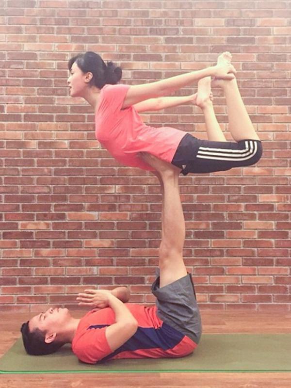 Pose Marshanda ini termasuk salah satu yang sulit di acroyoga. (via instagram.com/marshanda99)