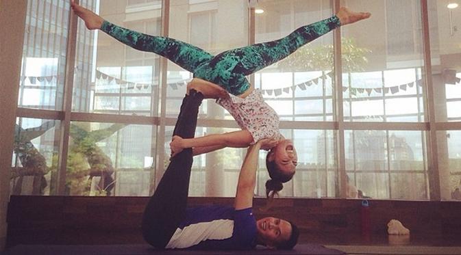 Tidak perlu diragukan lagi kemahiran Luna Maya dalam olahraga acroyoga. (via instagram.com/lunamaya)