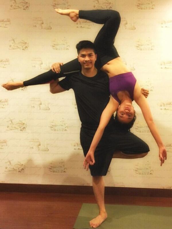 Pose Chelsea Olivia dan Glenn Alinskie saat melakukan acroyoga. (via instagram.com/penyogastar)