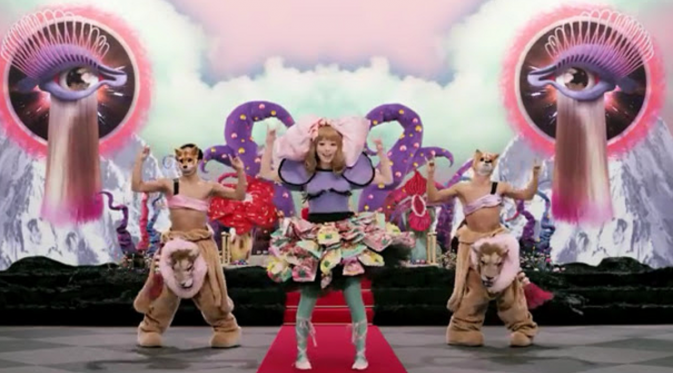 Videoklip Kyary Pamyu Pamyu bertajuk Tsukematsukeru yang dianggap banyak tersebar simbol Illuminati.