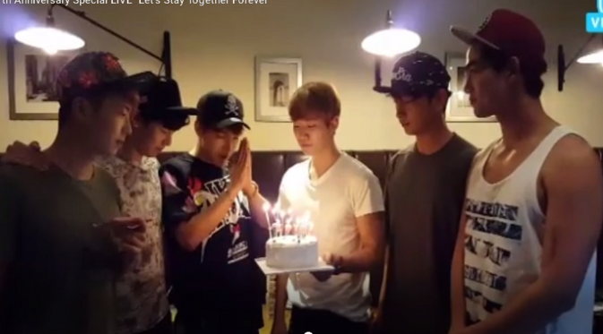 2PM saat merayakan ulang tahunnya yang ke 7 dengan menggelar acara spesial secara langsung di Channel V.
