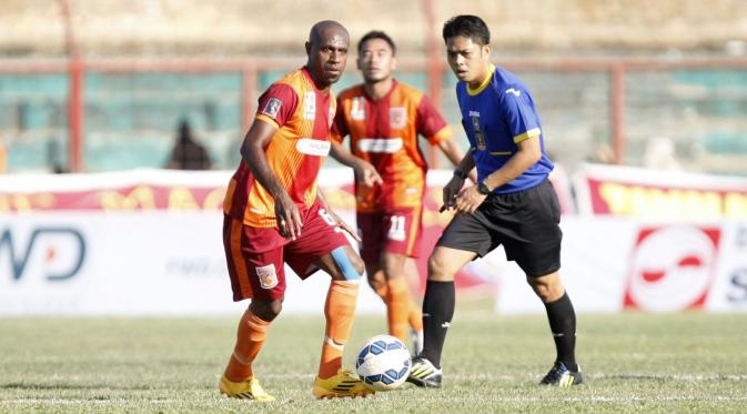 Boaz Solossa akan menjadi andalan Pusamania Borneo FC kontra Persib Bandung. (Bola.com/Ahmad Latando)