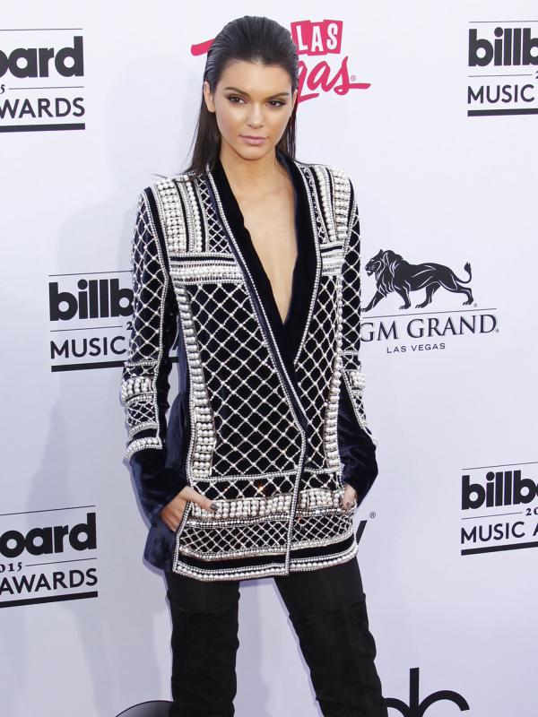 Kendall Jenner tampil maskulin dengan blazer hitam putih, celana hitam pun seakan memaksimalkan tampilannya di acara ‘Billboard Music Awards’ di Las Vegas, Amerika (17/5/2015). (Bintang/EPA)