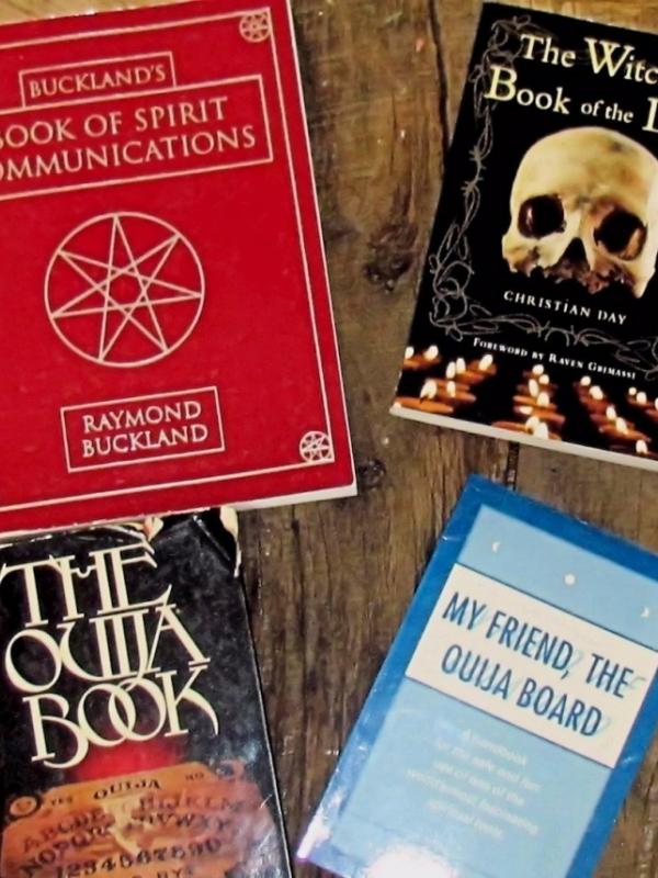 Risiko Kalau Kamu Memainkan Papan Ouija dan Menghubungi Jiwa Kegelapan | Via: lolwot.com