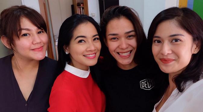 Adinia Wirasti mengunggah foto kebersamaannya dengan tiga sahabatnya di Geng Cinta. (foto: instagram.com/adiniawrst)