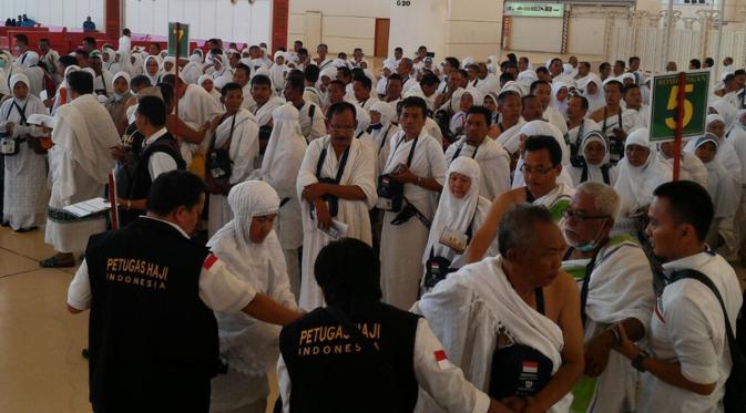 emaah Haji Indonesia gelombang ke dua tiba di Bandara KAA Jeddah.  (Liputan6.com/Wawan Isab Rubiyanto)