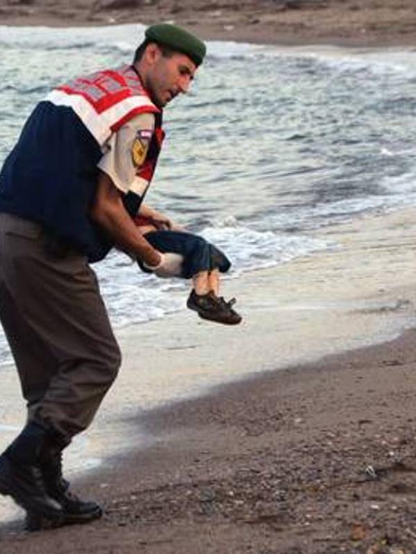 Aylan Kurdi, Bocah yang Terdampar saat Mengungsi dari Suriah | via: independent.co.uk
