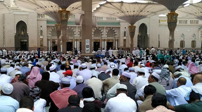 Ratusan ribu Jemaah memadati Masjid Nabawi. (Liputan6.com/Wawan Isab Rubiyanto)