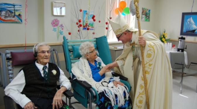 Keduanya mendapatkan berkat dari pemimpin agama. (Foto: CBC News)