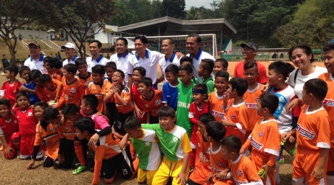 Ibnu Jamil dan kawan-kawan berpose di acara Yayasan Olahraga Anak Nusantara (YOAN).(foto: Rizky Aditia Saputra/Liputan6.com)