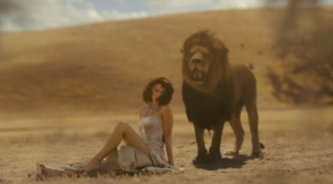 Taylor Swift dalam videoklip Wildest Dream yang terlihat bersahabat dengan alam liar yang disebut-sebut syuting di Afrika.