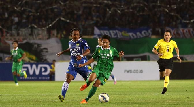 Gelandang serang Persebaya United, Evan Dimas mencoba menguasai bola dalam pertandingan melawan Persib Bandung, Minggu (6/9/2015) di Stadion Si Jalak Harupat. (Liputan6.com/Helmi Fithriansyah)