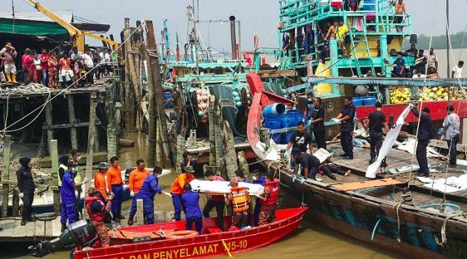 Tim SAR mengangkut jenazah korban tewas kapal tenggelam di perairan Sabak Berenam, Selangor, Malaysia. (AFP/The Malaysian Insider)