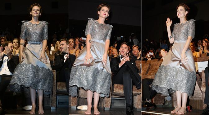 Kristen Stewart terlihat santai bertelanjang kaki saat namanya dipanggil di Festival Film Venice 2015. (foto: dailymail)