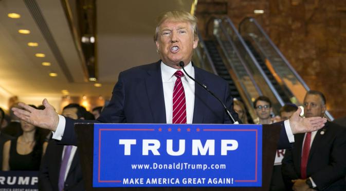 Calon presiden AS, Donald Trump saat memberikan keterangan pers usai memperlihatkan surat perjanjian yang sudah ditandatangani di Trump Tower, Manhattan , New York, Kamis (3/9/2015).  (REUTERS/Lucas Jackson)