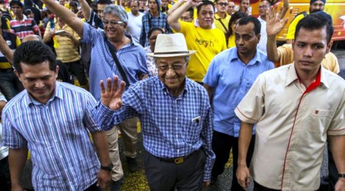 Aksi dukungan Mahathir Mohamad dalam demo Bersih 4 (Reuters)