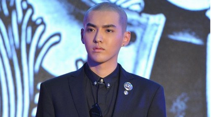 Penampilan baru Kris di penayangan perdana film Mandarin di Beijing, Tiongkok [foto:Newsen]