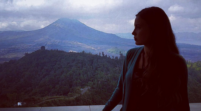 Selin Sezgin, pemeran Melek dalam Serial Elif yang mengunggah foto keindahan Indonesia lewat Pulau Dewata [foto: Instagram] 