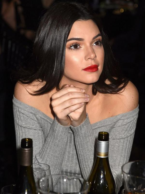 Kendall Jenner di acara The Comedy Central Roast di Los Angeles. (foto: celebslife)