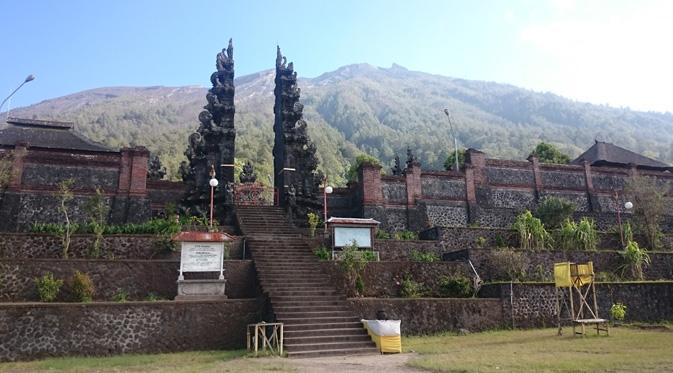 Gunung yang berdiri kokoh dalam diam selalu menyimpan misteri abadi.