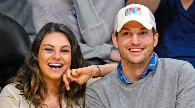 Ashton Kutcher dan Mila Kunis (via ew.com)