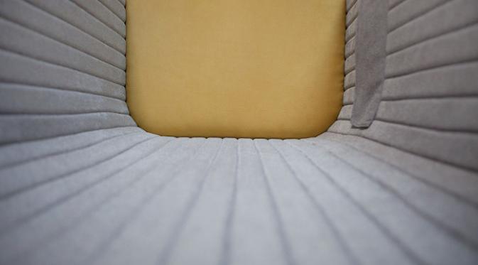 Dilengkapi dengan kain yang lembut, kursi ini akan membuat Anda merasa nyaman dan tidak terganggu. (foto: Behance.net)