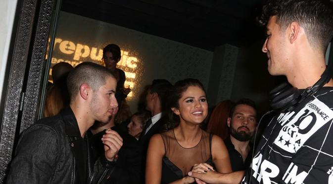 Nick Jonas dan Selena Gomez bertemu di pesta usai ajang MTV VMA 2015. (foto: justjaredjr)