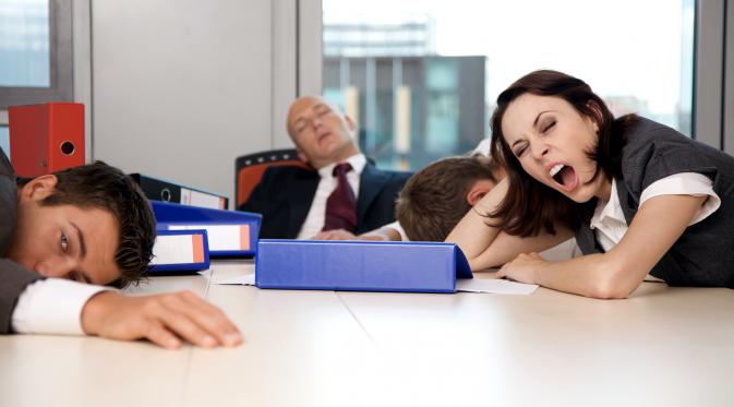 7 Alasan Kenapa Kamu Harus Tidur Siang di Kantor | via: yatinjpatel.com