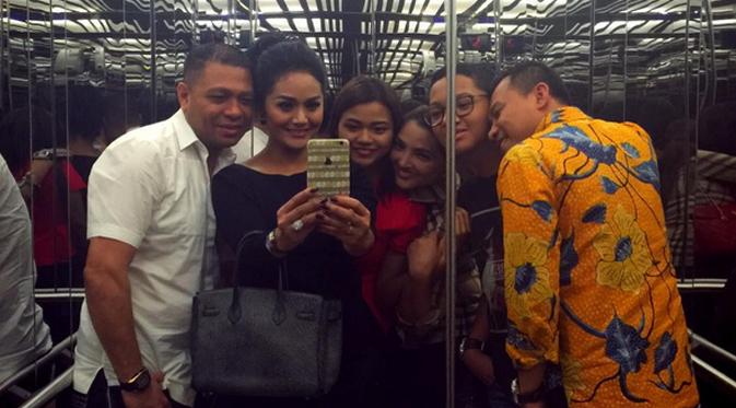 Foto keakraban antara keluarga Anang Hermansyah dan Raul Lemos. (via instagram.com/krisdayantirl)
