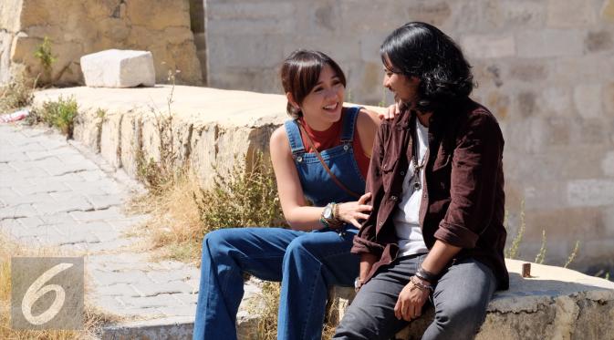 Ramon Y. Tungka dan Vicky Shu dalam adegan film Romansa: Gending Cinta di Tanah Turki. [Foto: Rommy Ramadhan/Liputan6.com]