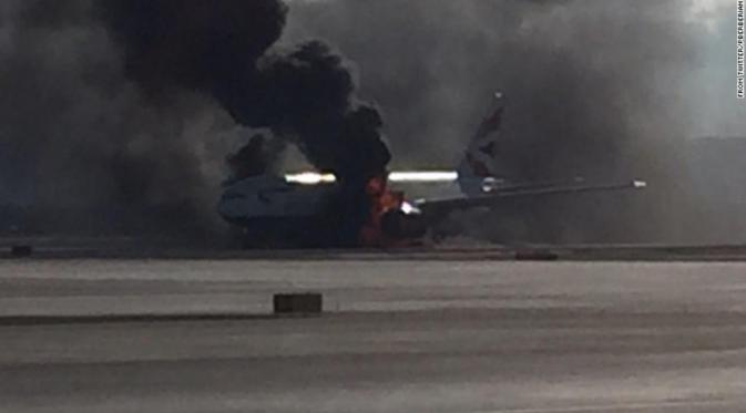 Api berkobar saat Pesawat British Airways terbakar di Bandara Las Vegas (Twitter)