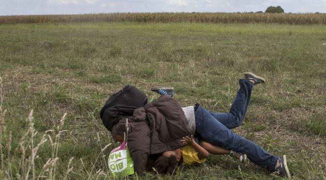 Dijegal kameramen Hungaria, pengungsi ini jatuh (Reuters)