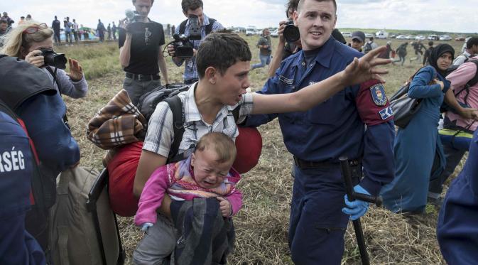 Ratusan pengungsi melarikan diri dari polisi Hungaria (Reuters)