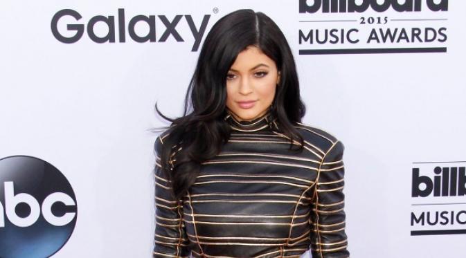 Kylie Jenner dikenal sering mengubah gaya rambut. Tampil di MTV VMA 2015 pada Minggu (30/8/2015) malam, dia menunjukka warna rambut dan gaya yang berbeda. (Bintang/EPA)