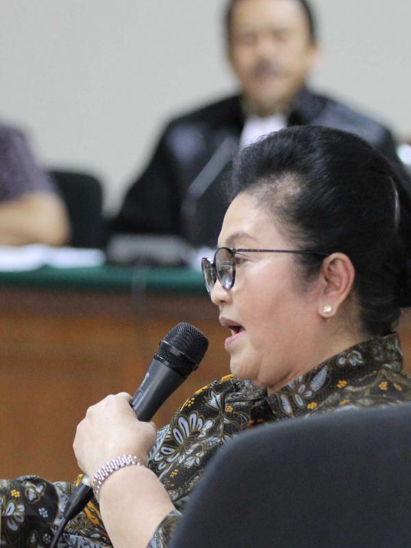 Menkes Era SBY, Siti Fadilah Supari saat menjadi saksi di sidang kasus korupsi Alkes Flu Burung, Jakarta, Rabu (9/9/2015). (Liputan6.com/Helmi Afandi)