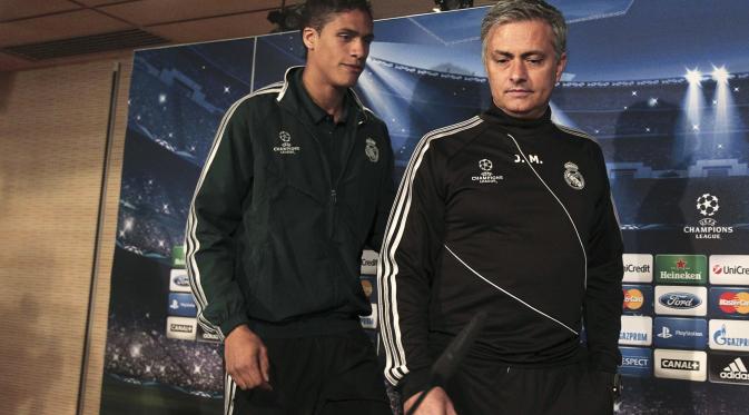 Jose Mourinho dan Raphael Varane, saat masih bekerja sama di Real Madrid. (EPA?Angel Diaz). 