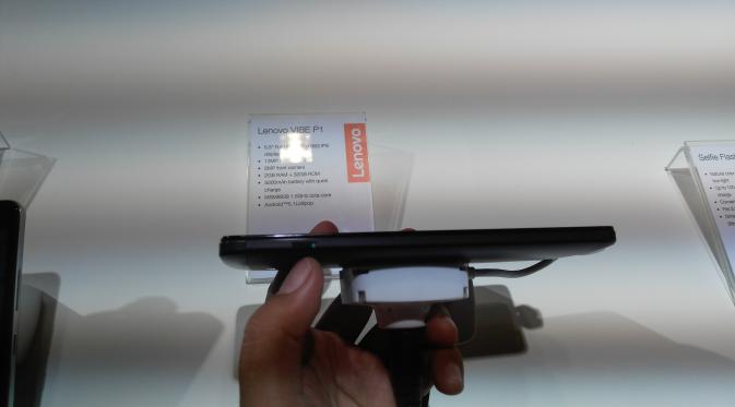 Tombol hemat baterai Lenovo Vibe P1 dan P1m di ajang IFA 2015 Berlin, Jerman (Shinta NM Sinaga/Liputan6.com)
