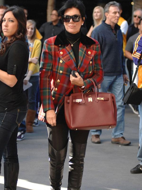 Kris Jenner dan tas yang dilelangnya (via dailymail.co.uk)