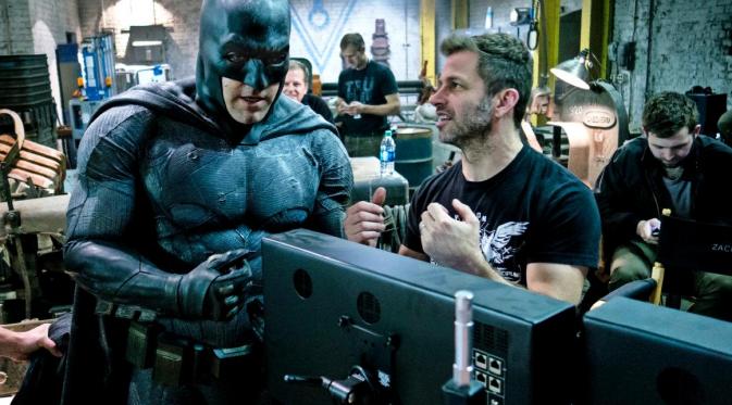 Sutradara Zack Snyder di Batman v Superman: Dawn of Justice. (comingsoon.net)