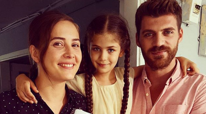 Keakraban `keluarga kecil` dalam Serial Elif yang diperankan Isabella, Selin Sezgin dan Ilker Gursoy [foto: Instagram]