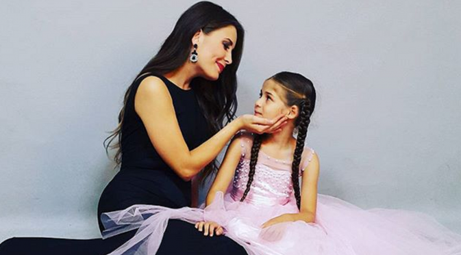 Kedekatan Isabella dengan Selin Sezgin yang berperan menjadi ibunya dalam Serial Elif yang tayang di SCTV [foto: Instagram]