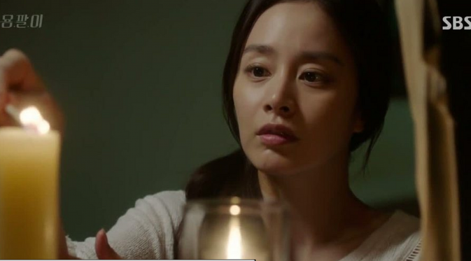 Kim Tae Hee memerankan Han Yeo Jin, putri konglomerat yang mewarisi kekayaan seluruh keluarganya.