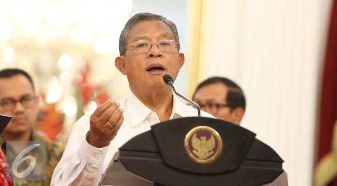 Menko Perekonomian Darmian Nasution saat mengumumkan paket kebijakan ekonomi tahap pertama di Istana Merdeka, Jakarta, Rabu (9/9/2015). (Liputan6.com/Faizal Fanani)